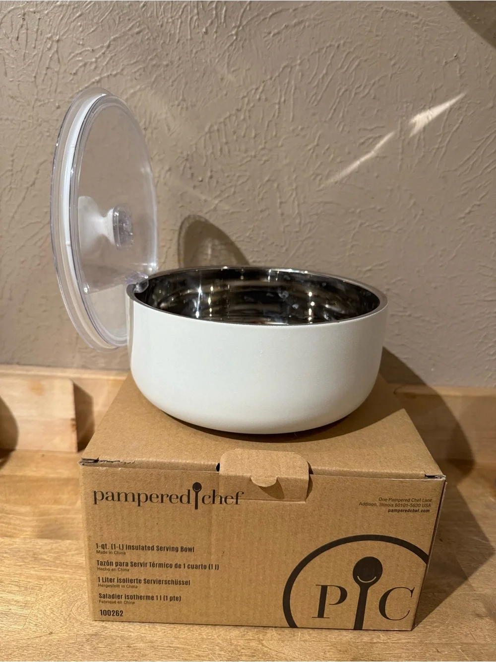 Pampered Chef 1-qt. White Insulated Serving Bowl with Lid - Picture 4 of 5